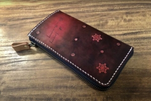 Free zipper wallet pattern with snowflakes from Maju T works