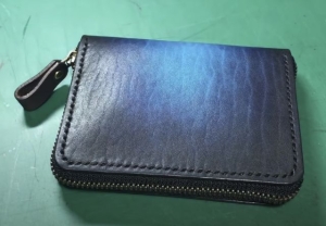 Free pattern of a Round wallet 25 with a zipper from Maju T works