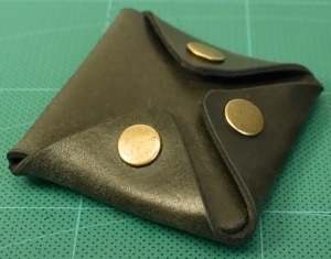 Free pattern Leather coin holder No. 2 from Artisan Rhino