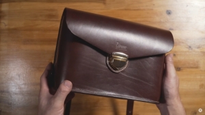 Free messenger bag pattern by Sieun leatherworks