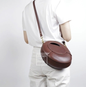 Free pattern Shoulder bag in the shape of the moon No. 57 from Leather DIY Studio