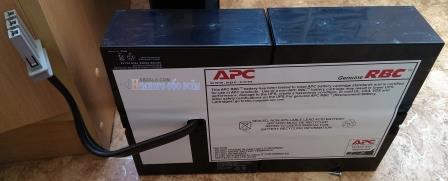 Replacing the battery in the UPS APC 005