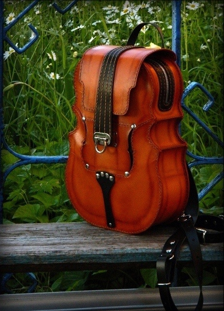 leather-backpack-in-the-form-of-a-violin