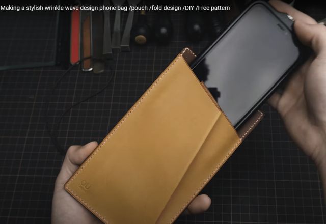 middle snowflakes wallet 002 thumbs