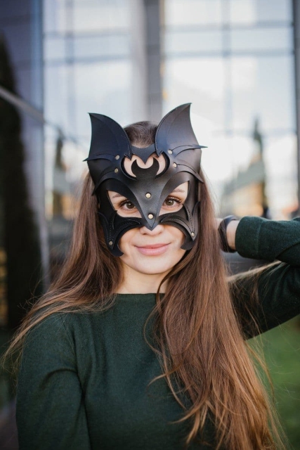 bat-mask-model-thumbs