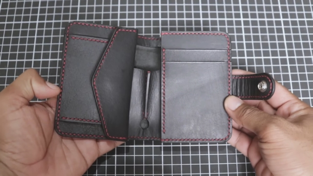 bifold wallet with coin box 002 thumbs