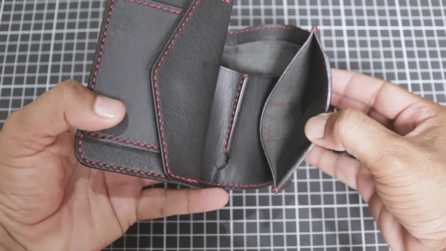 bifold wallet with coin box 004 thumbs