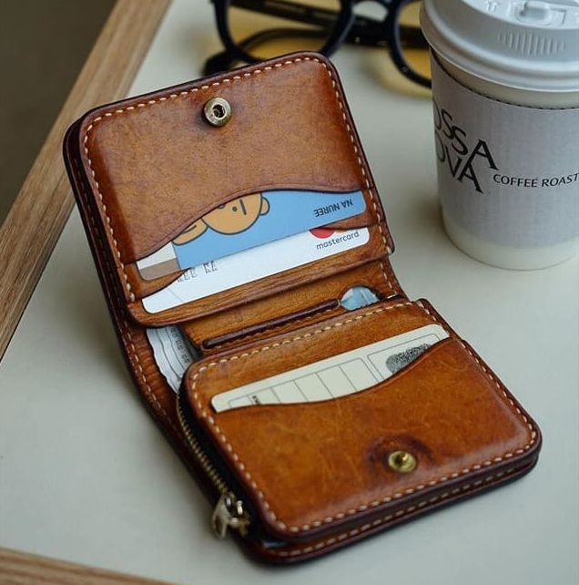bifold-wallet-with-zip-coin-holder-001